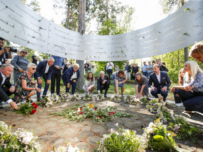 Laying flowers at the memorial on Utøya. Photo: Beate Oma Dahle / NTB